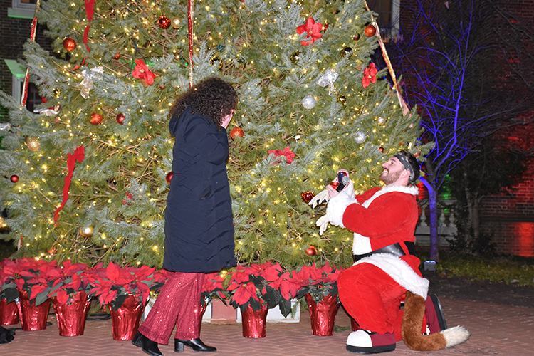 Alums Get Engaged at Tree Lighting